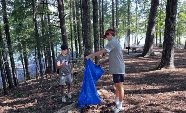Thumbnail for the article Meet Up and Clean Up: Park Cleanup